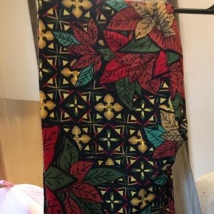 Os lularoe holiday leggings.